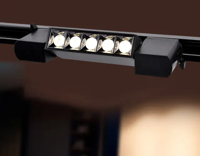 Трековый светильник Ambrella Light GL6688 — черный, ракурс 2
