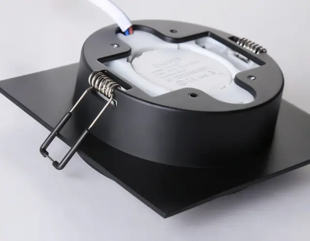 Точечный светильник Ambrella Light TN5222 — черный, ракурс 2