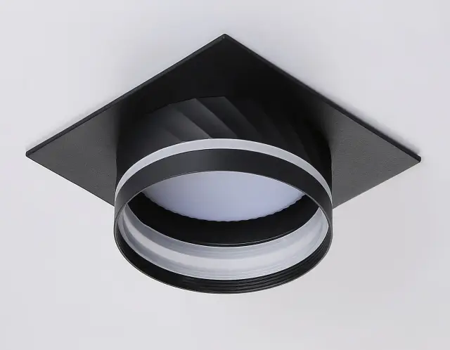 Точечный светильник Ambrella Light TN5222 — черный, ракурс 4