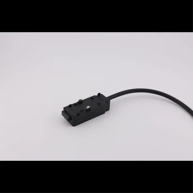 Ввод питания Aployt APL.0180.00.02 MAGNETIC TRACK 48 — черный, ракурс 3