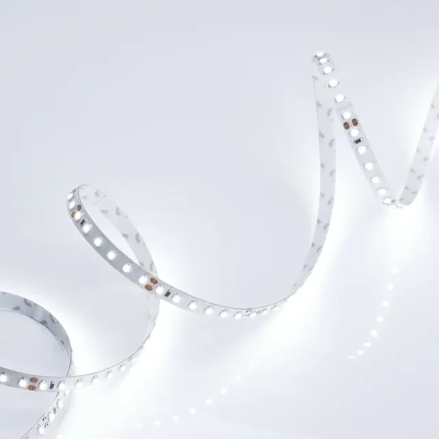 Светодиодная лента RT 2-5000 24V Cool 8K 2x (3528, 600 LED, LUX), ракурс 3