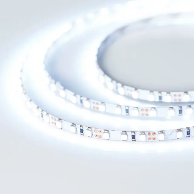 Светодиодная лента RT-A120-5mm 12V Cool 15K (9.6 W/m, IP20, 2835, 5m), ракурс 3