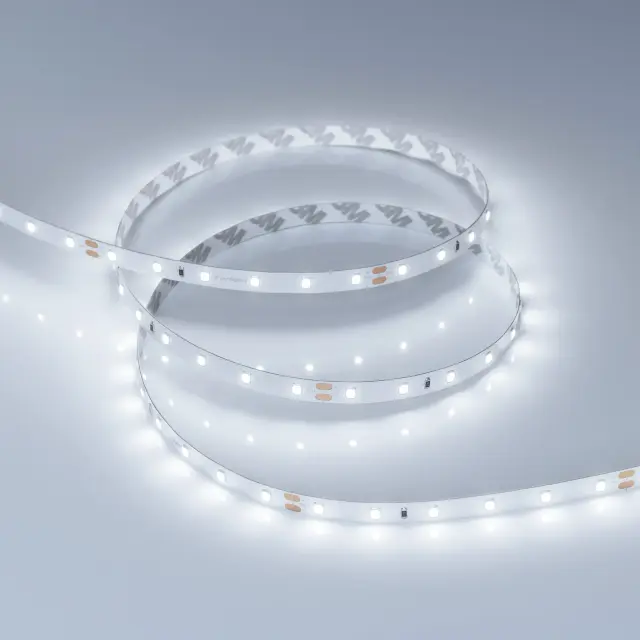 Светодиодная лента RT-A60-8mm 24V Cool 8K (4.8 W/m, IP20, 2835, 5m), ракурс 3