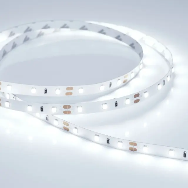 Светодиодная лента RT 2-5000 12V Cool 8K (2835, 300 LED, PRO), ракурс 2