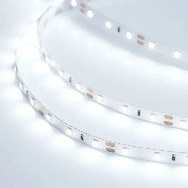 Светодиодная лента RT 2-5000 12V Cool 8K (2835, 300 LED, PRO), ракурс 3