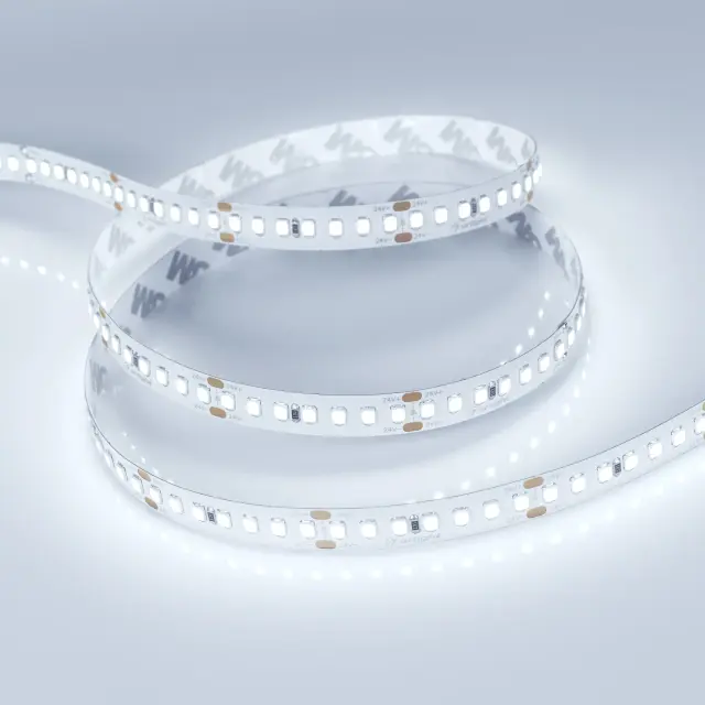 Светодиодная лента RT 2-5000 24V Cool 8K 3x (2835, 840 LED, LUX), ракурс 2