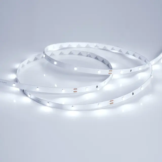 Светодиодная лента RT 2-5000 24V Cool 8K 0.5x (3528, 150 LED, LUX), ракурс 3