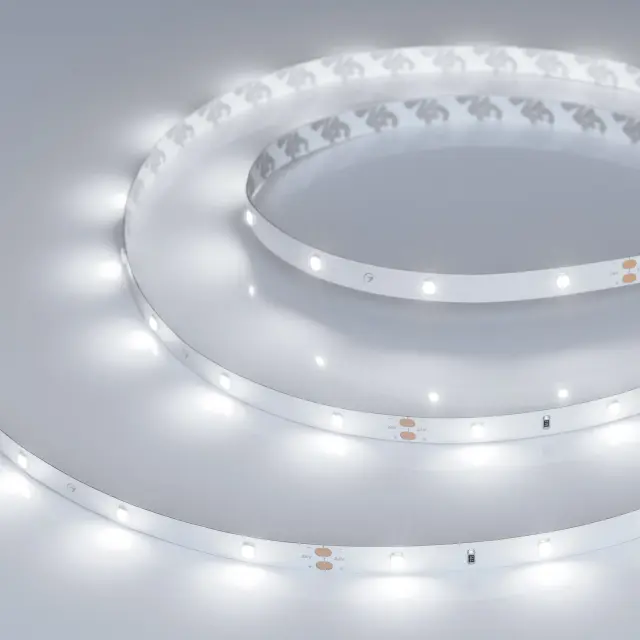 Светодиодная лента RT-A30-8mm 24V White6000 (2.9 W/m, IP20, 2835, 5m), ракурс 2