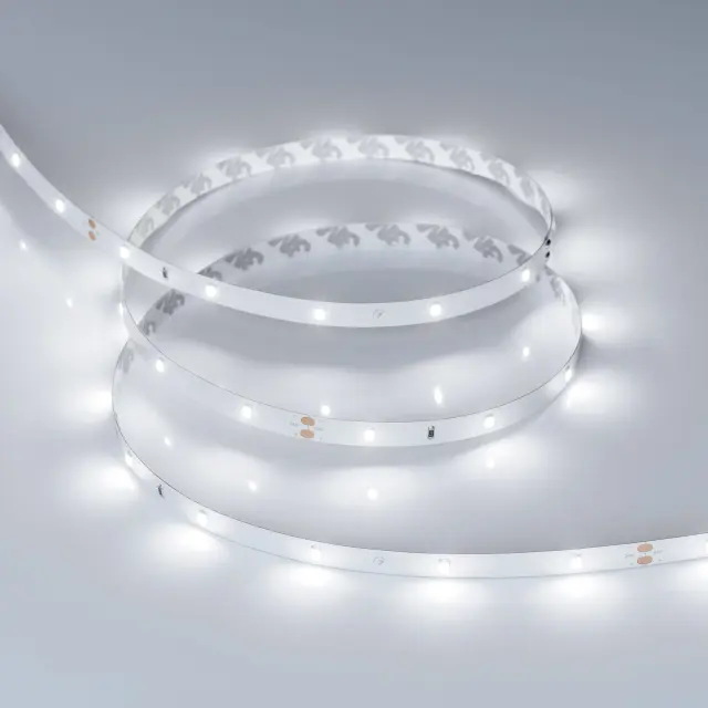 Светодиодная лента RT-A30-8mm 24V White6000 (2.9 W/m, IP20, 2835, 5m), ракурс 3