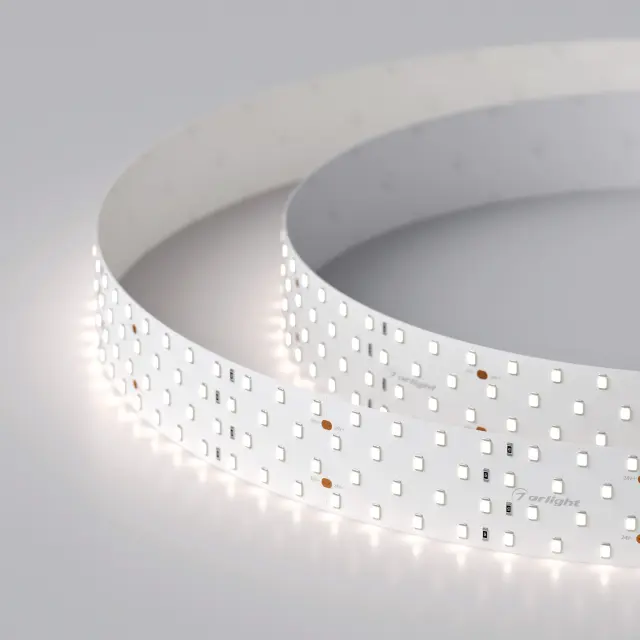 Светодиодная лента RT 2-2500 24V Day5000 4x2 (2835, 700 LED, CRI98), ракурс 2