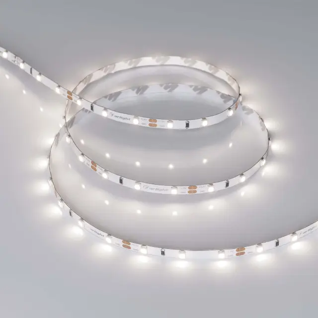 Светодиодная лента RT-A60-5mm 12V Day4000 (4.8 W/m, IP20, 2835, 5m), ракурс 2