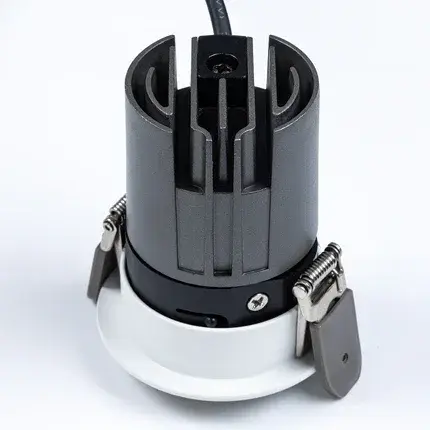 Точечный светильник Arte Lamp A3311PL-1WH SCROLL — белый, ракурс 4