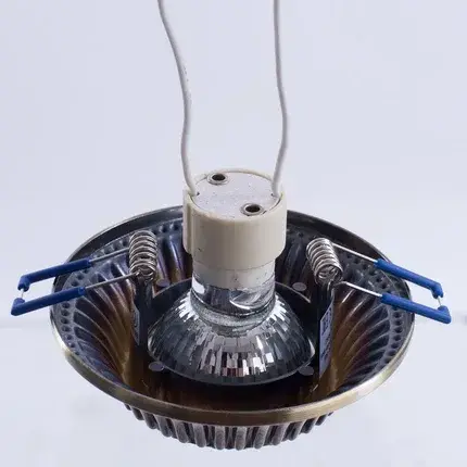 Точечный светильник Arte Lamp A5298PL-1AB ARENA — бронза, ракурс 3