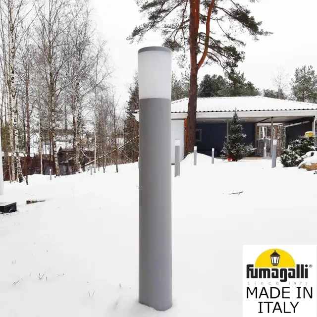 Наземный уличный светильник Fumagalli DR2.575.000.LYE27 AMELIA — серый, ракурс 4