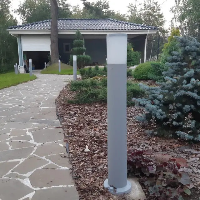 Наземный уличный светильник Fumagalli DR2.575.000.LYE27 AMELIA — серый, ракурс 5