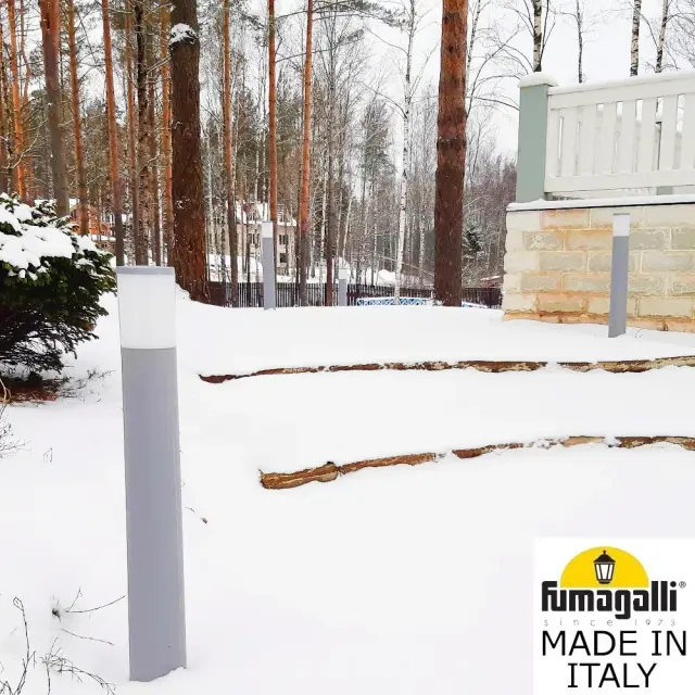 Наземный уличный светильник Fumagalli DR2.575.000.LYE27 AMELIA — серый, ракурс 6