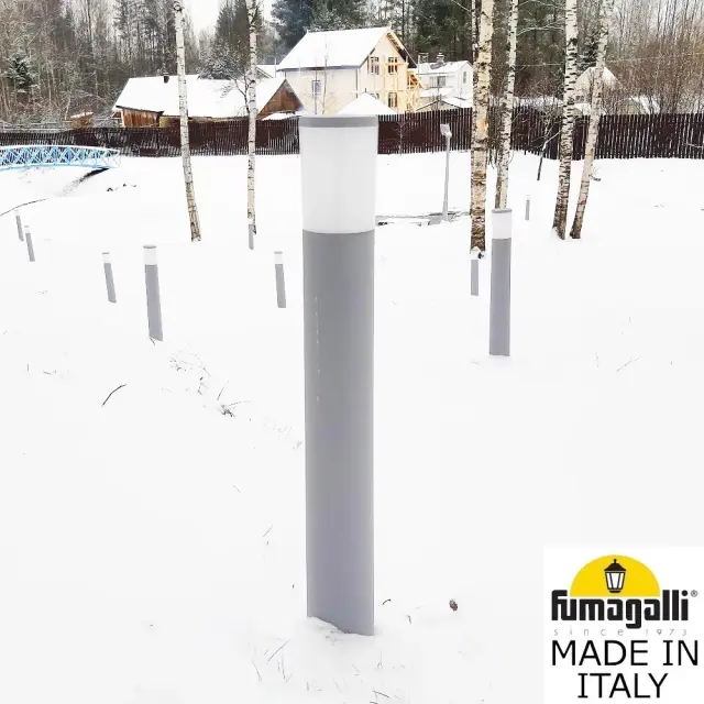 Наземный уличный светильник Fumagalli DR2.575.000.LYE27 AMELIA — серый, ракурс 7