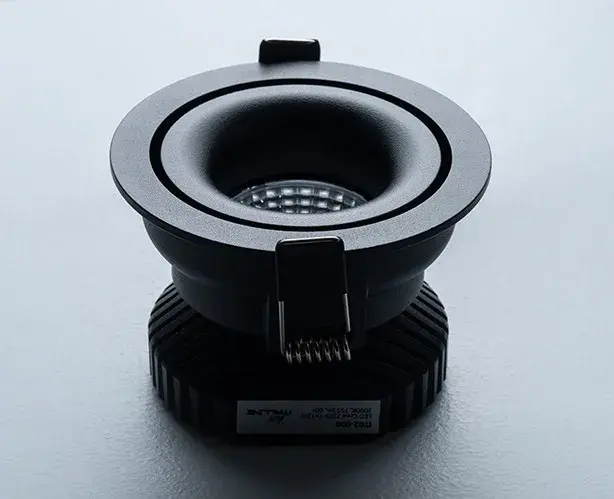Точечный светильник Italline IT02-008 black — черный, ракурс 2