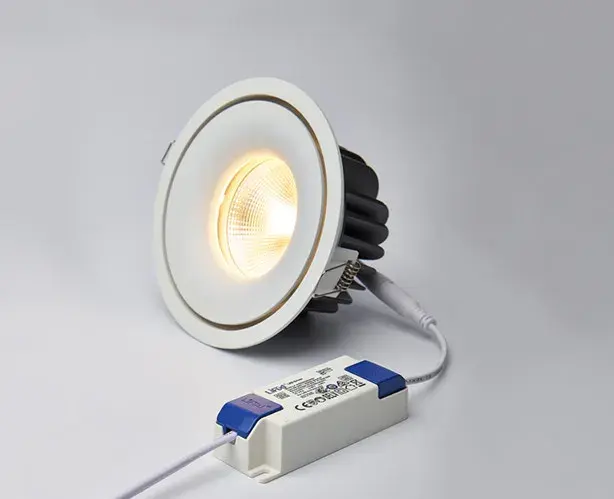 Точечный светильник Italline IT06-6018 white 3000K — белый, ракурс 3