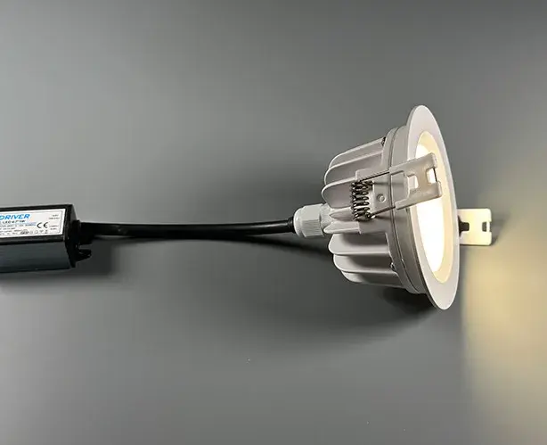 Точечный светильник Italline IT08-8018 white 3000K — белый, ракурс 7
