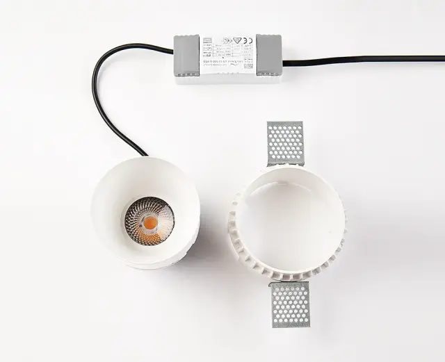 Точечный светильник Italline IT08-8021 white 4000K — белый, ракурс 9