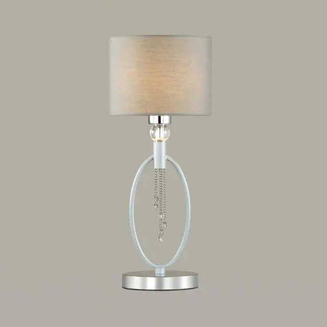 Настольная лампа с серым матовым текстильным плафоном, хромированным основанием и декоративными цепочками, ракурс 3