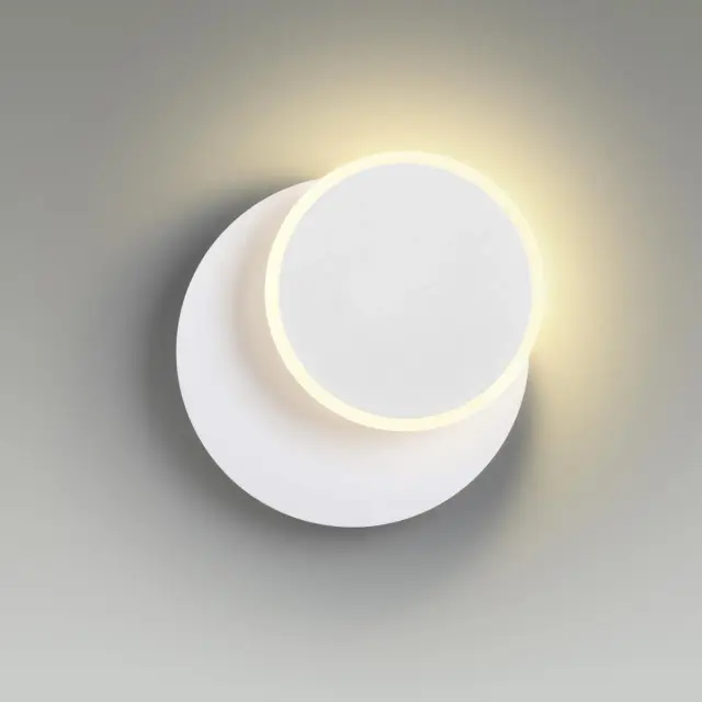 Накладное бра Lumion DEVIN, белый круглый силуэт с матовыми акриловыми и металлическими элементами, ракурс 2