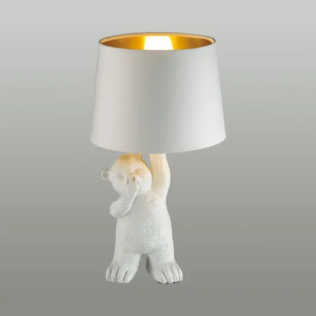 Настольная лампа Lumion BEAR, белый матовый текстильный плафон и фигурная основа в виде медвежонка, ракурс 2