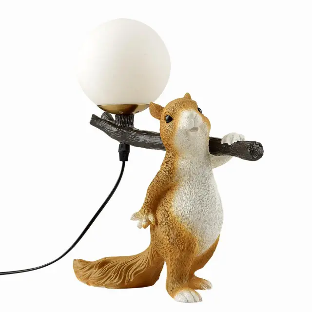 Настольная лампа Lumion SQUIRREL, декор в виде белки из полирезина, матовый белый стеклянный плафон