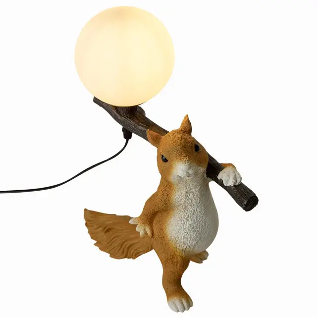 Настольная лампа Lumion SQUIRREL, декор в виде белки из полирезина, матовый белый стеклянный плафон, ракурс 2