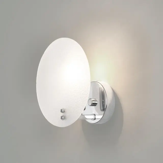 Настенный бра Lumion с глянцевым хромовым корпусом и овальным плафоном из белого рельефного стекла, ракурс 2