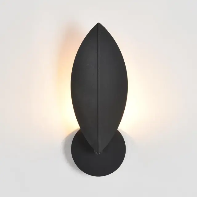 Накладное бра Lumion LEAF в форме листа, матовый черный металл, минималистичный дизайн, ракурс 2