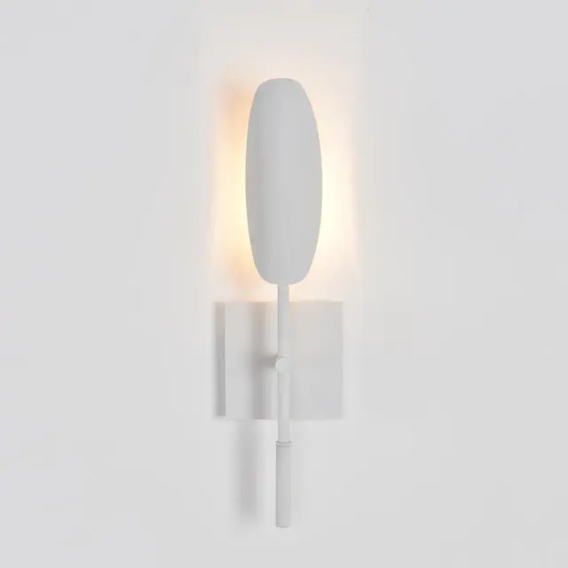 Минималистичный настенный бра Lumion с матовым белым металлическим корпусом и вытянутым белым плафоном, ракурс 2