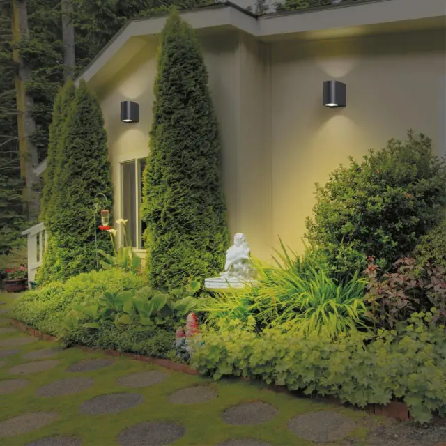 Настенный уличный светильник Novotech матовый черный, минималистичный дизайн из пластика и металла, ракурс 3