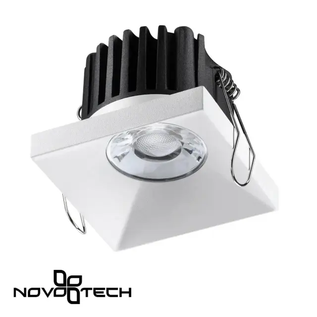 Встраиваемый точечный светильник Novotech в белом матовом корпусе с декоративными черными ребрами, ракурс 3