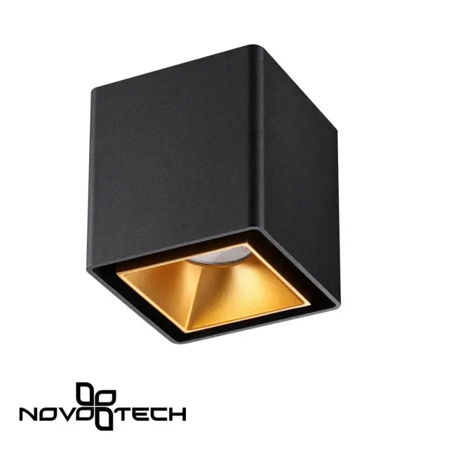 Накладной точечный светильник Novotech матовый черный корпус с внутренним золотым плафоном геометрической формы, ракурс 3