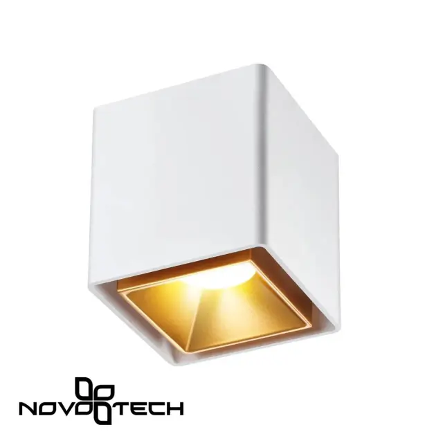 Накладной точечный светильник Novotech белый с квадратным золотым матовым плафоном, ракурс 3