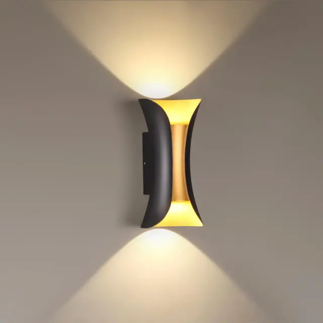 Накладное бра Odeon Light черного цвета с золотистым металлическим плафоном, минималистичный дизайн, ракурс 4