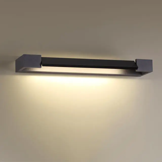 Настенный светильник Odeon Light матовый черный с горизонтальным силуэтом и акриловым рассеивателем, ракурс 4