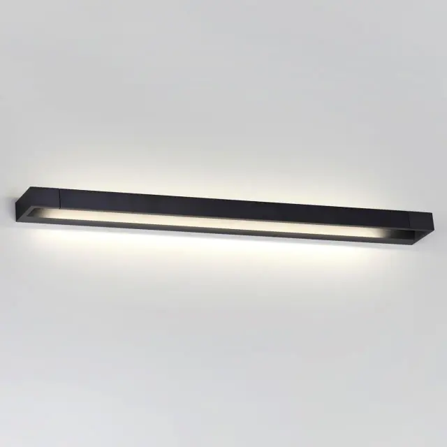 Накладное бра минимализма Odeon Light в матовом черном металле и акриле, линейная форма, ракурс 2