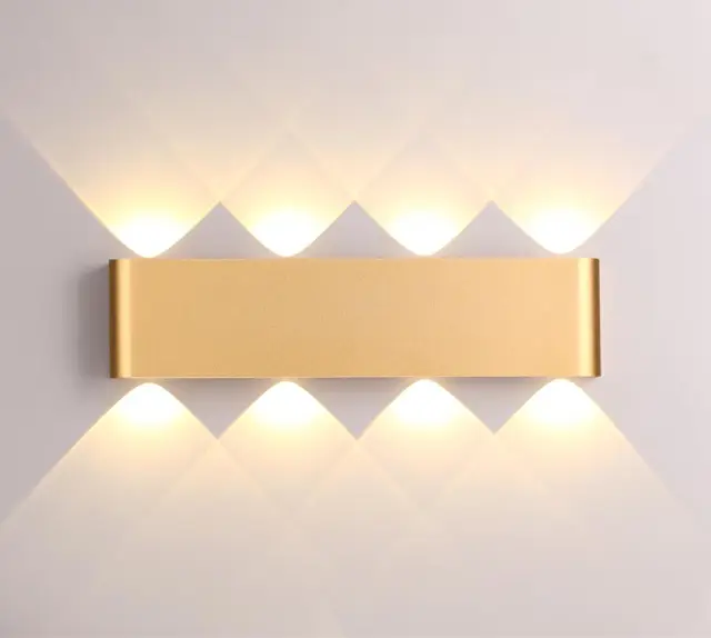 Накладной бра Odeon Light матовый золотой металл, линейный дизайн с эффектом лучистой подсветки, ракурс 3