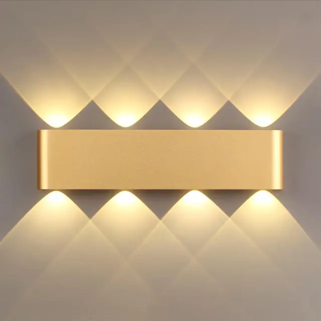 Накладной бра Odeon Light матовый золотой металл, линейный дизайн с эффектом лучистой подсветки, ракурс 4