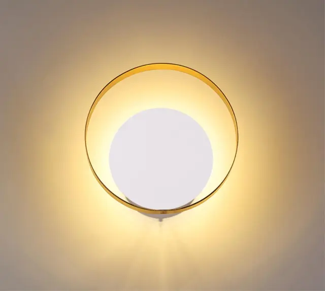 Накладное бра Odeon Light с круглым плафоном из золотого матового металла и белым корпусом, ракурс 5