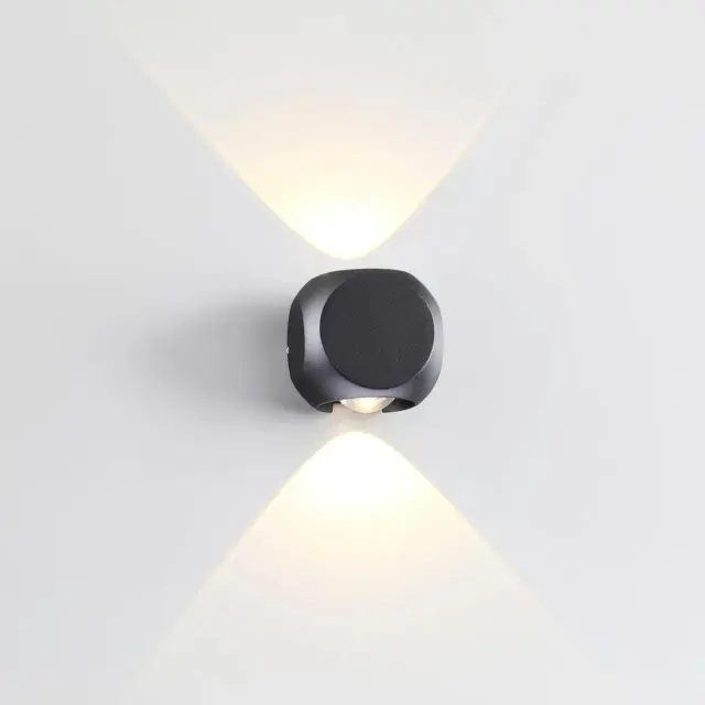 Накладное бра Odeon Light матового черного металла со строгой конусовидной формой плафона, два источника света, ракурс 3
