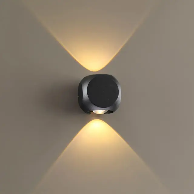 Накладное бра Odeon Light матового черного металла со строгой конусовидной формой плафона, два источника света, ракурс 5