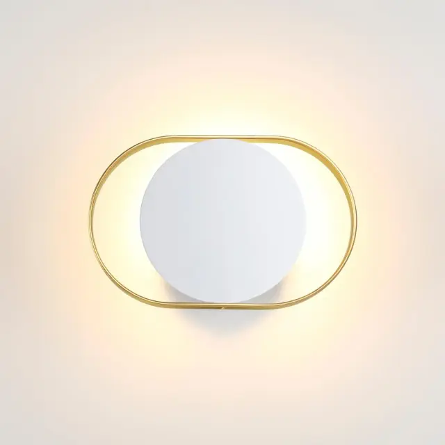 Накладное бра Odeon Light в стиле модерн с круглым белым плафоном и тонким золотым металлическим каркасом, ракурс 3