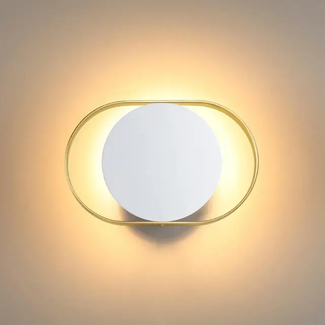 Накладное бра Odeon Light в стиле модерн с круглым белым плафоном и тонким золотым металлическим каркасом, ракурс 4