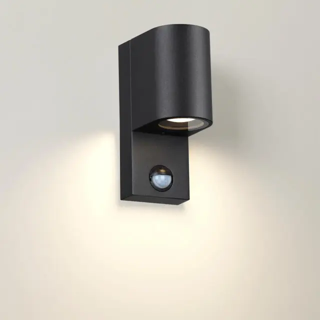 Настенный уличный светильник Odeon Light в матовом черном металле с одним интегрированным светодиодным источником, ракурс 3