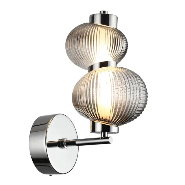 Бра Odeon Light из хрома с двумя рельефными тонированными стеклянными плафонами, выполненный в стиле модерн, ракурс 3