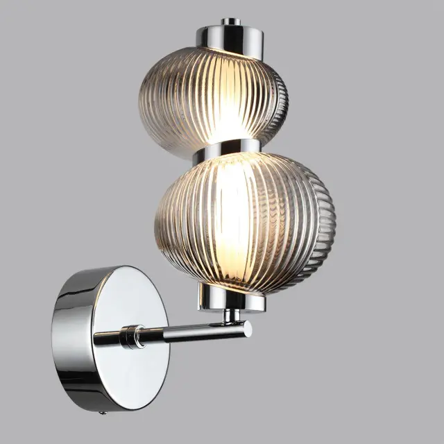 Бра Odeon Light из хрома с двумя рельефными тонированными стеклянными плафонами, выполненный в стиле модерн, ракурс 4